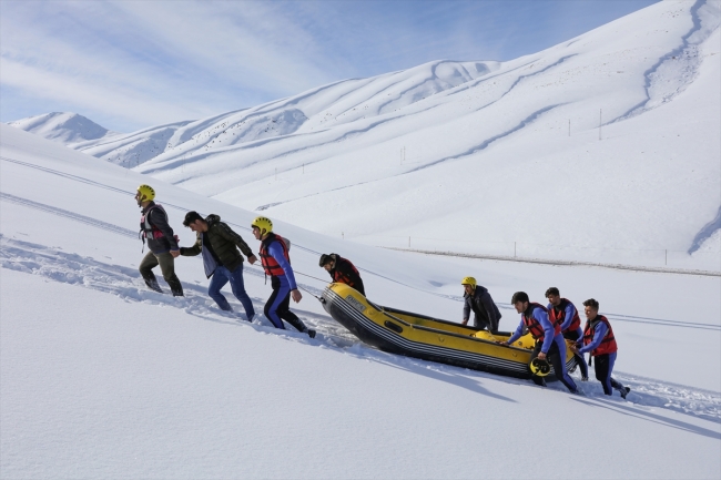 Karlı dağlarda rafting heyecanı