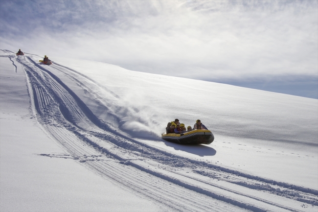 Karlı dağlarda rafting heyecanı
