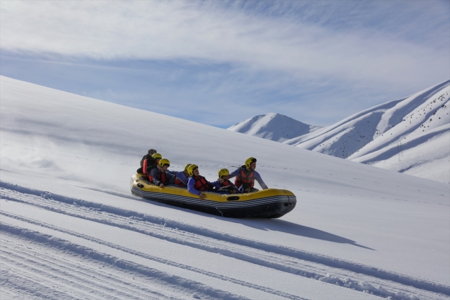 Karlı dağlarda rafting heyecanı
