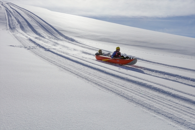 Karlı dağlarda rafting heyecanı