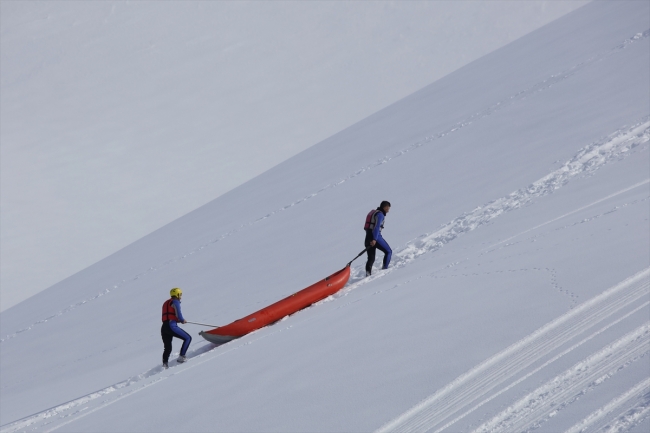 Karlı dağlarda rafting heyecanı