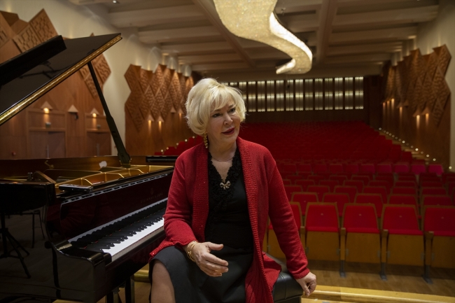 Piyanist Gülsin Onay Cumhurbaşkanlığı Senfoni Orkestrası sahnesinde