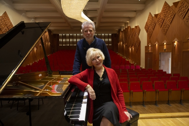 Piyanist Gülsin Onay Cumhurbaşkanlığı Senfoni Orkestrası sahnesinde