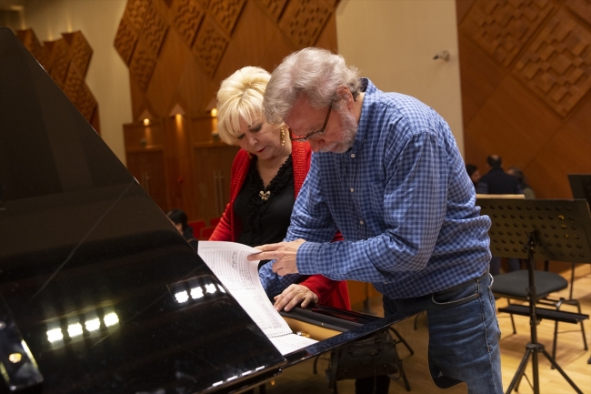 Piyanist Gülsin Onay Cumhurbaşkanlığı Senfoni Orkestrası sahnesinde