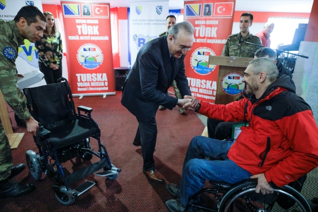 Türk askerinden Bosnalı gazilere tekerlekli sandalye