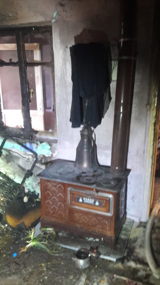 Yangında mahsur kalan 102 yaşındaki kadını itfaiye kurtardı