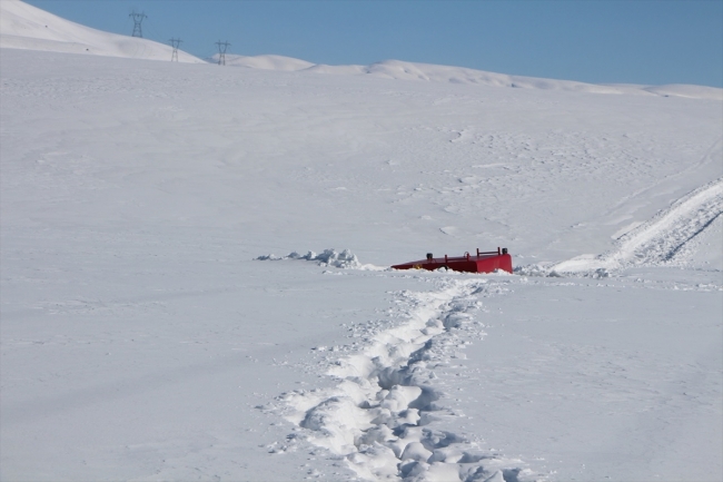 Göl üzerindeki buz kırıldı, paletli araç sulara gömüldü