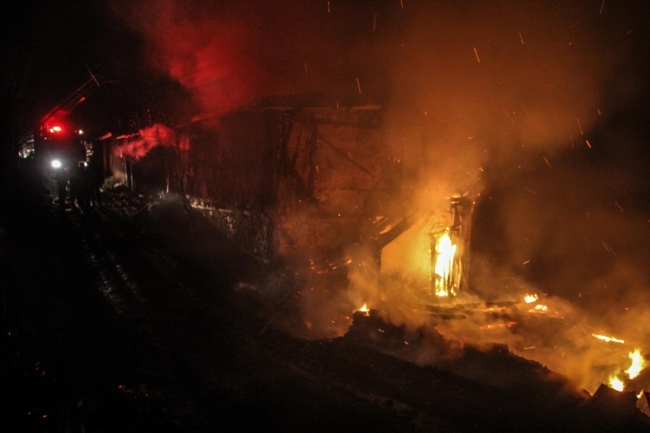 Kütahya Domaniç'te iki ev ve iki ahır küle döndü