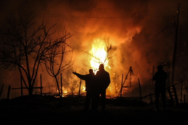 Kütahya Domaniç'te iki ev ve iki ahır küle döndü