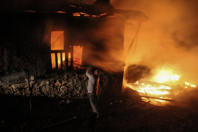 Kütahya Domaniç'te iki ev ve iki ahır küle döndü