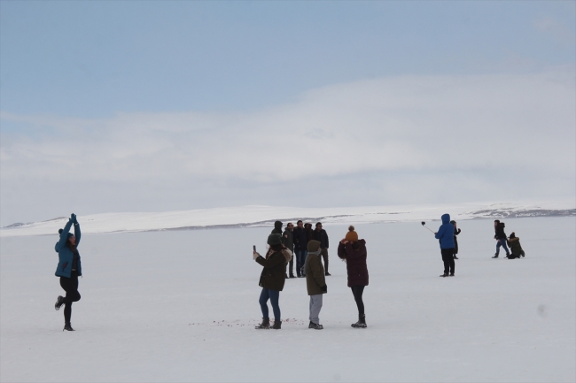 Buzla kaplı Çıldır Gölü'nde turist yoğunluğu