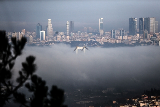 Eşsiz manzarasıyla sis altında İstanbul