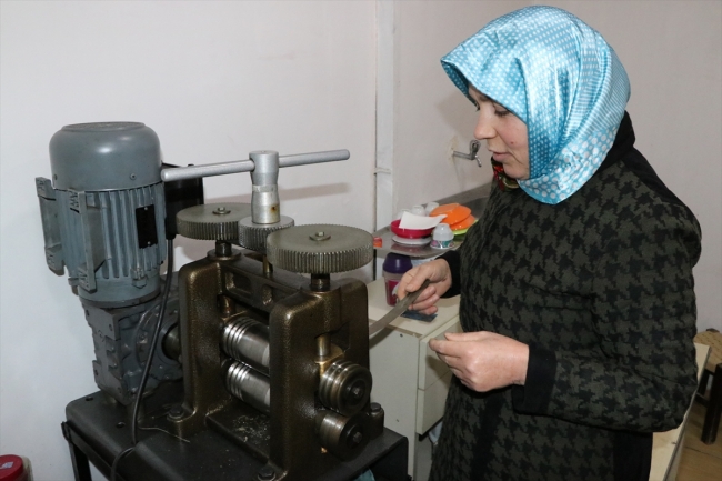 Hurda gümüş kız kardeşlerin elinde aksesuara dönüşüyor