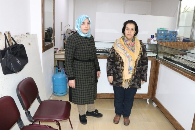 Hurda gümüş kız kardeşlerin elinde aksesuara dönüşüyor