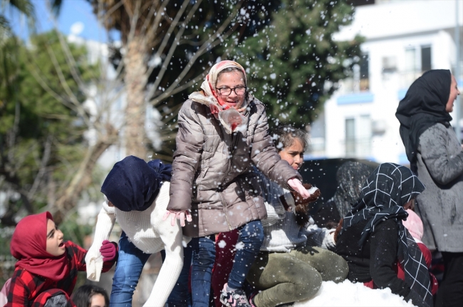 Antalya'da 18 derecede kar topu oynadılar