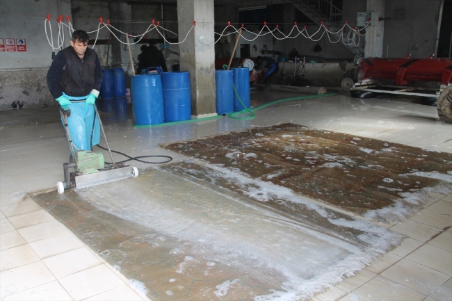 Üzerinden araba geçen halıların değeri artıyor