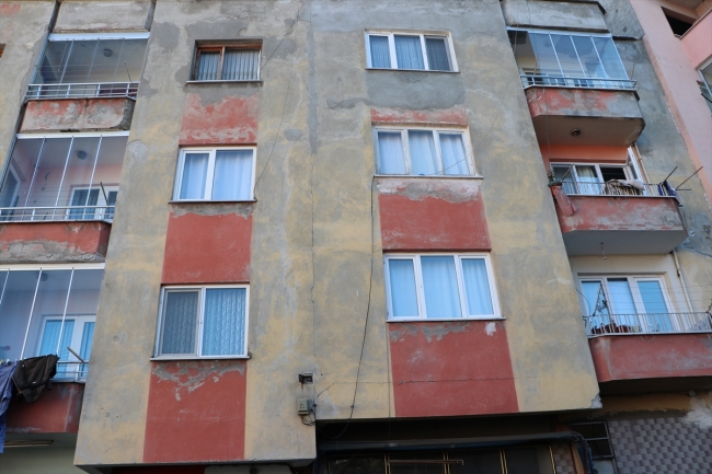 Trabzon'da çatlaklar oluşan bina boşaltıldı