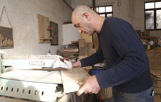 Ahşap atıkları sanatıyla ekonomiye kazandırıyor