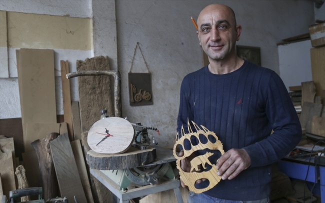 Ahşap atıkları sanatıyla ekonomiye kazandırıyor