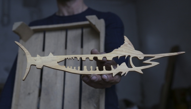 Ahşap atıkları sanatıyla ekonomiye kazandırıyor