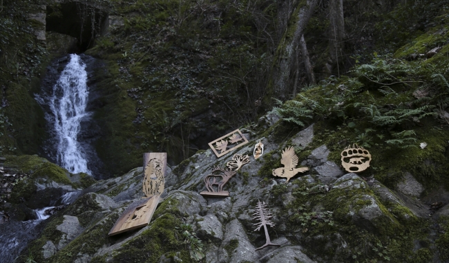 Ahşap atıkları sanatıyla ekonomiye kazandırıyor