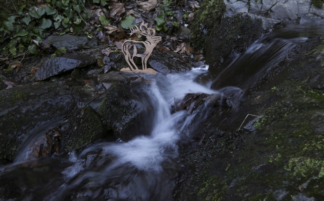 Ahşap atıkları sanatıyla ekonomiye kazandırıyor