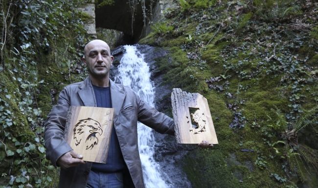 Ahşap atıkları sanatıyla ekonomiye kazandırıyor