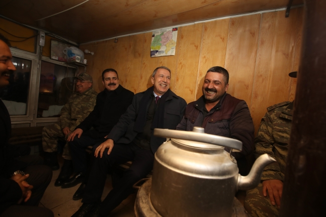 Bakan Akar: Yeri ve zamanı geldiğinde YPG tehdidine son verilecek