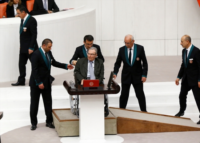 Deniz Baykal TBMM Genel Kurulunda yemin etti