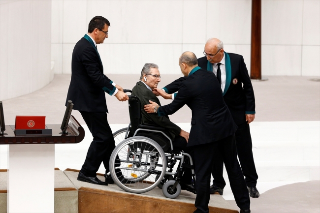 Deniz Baykal TBMM Genel Kurulunda yemin etti