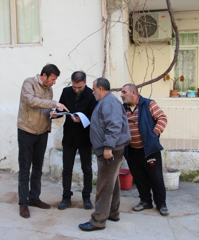 İzmir'de kaya düşen mahallede tespit çalışmaları başladı