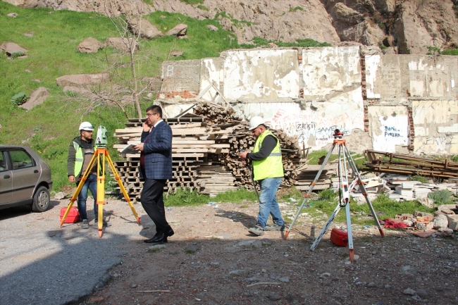 İzmir'de kaya düşen mahallede tespit çalışmaları başladı