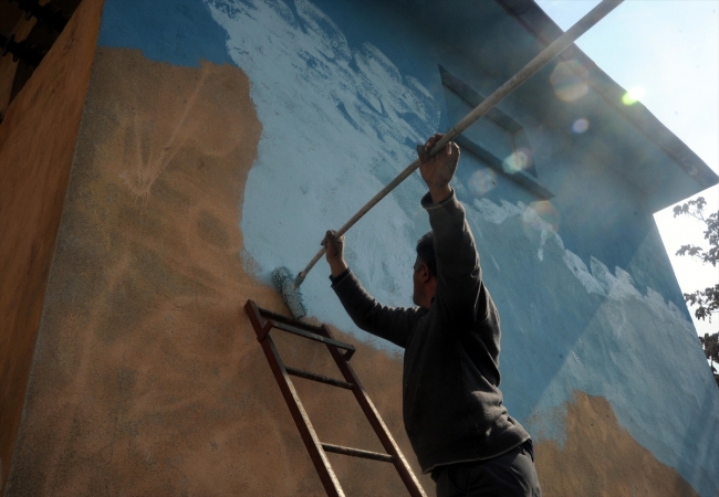 Şehir şehir gezip trafo ve okulları renklendiriyor