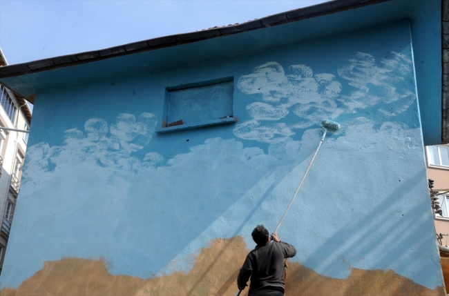 Şehir şehir gezip trafo ve okulları renklendiriyor