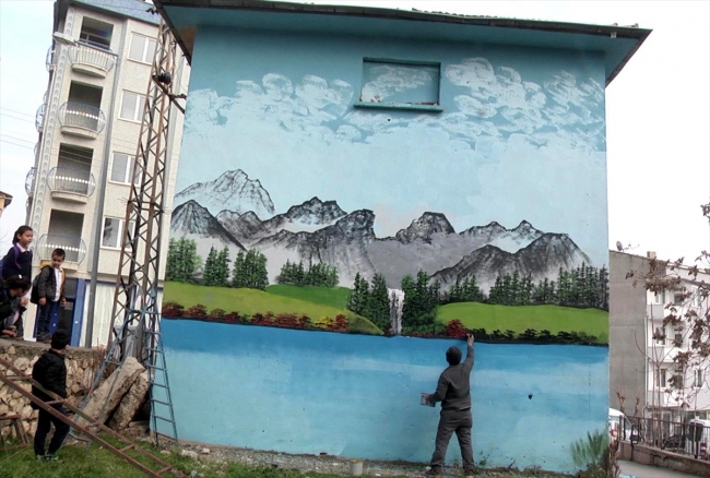 Şehir şehir gezip trafo ve okulları renklendiriyor