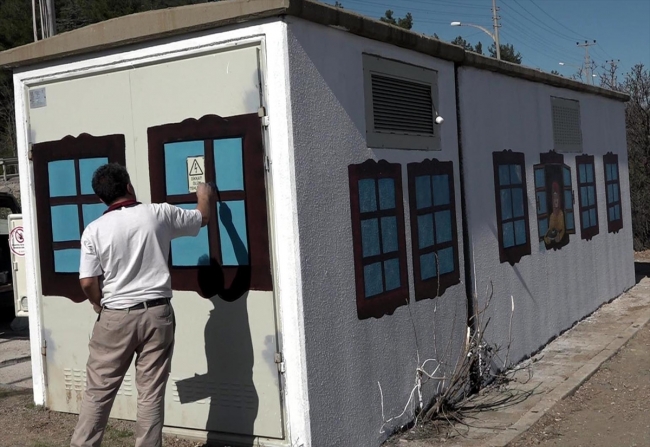 Şehir şehir gezip trafo ve okulları renklendiriyor