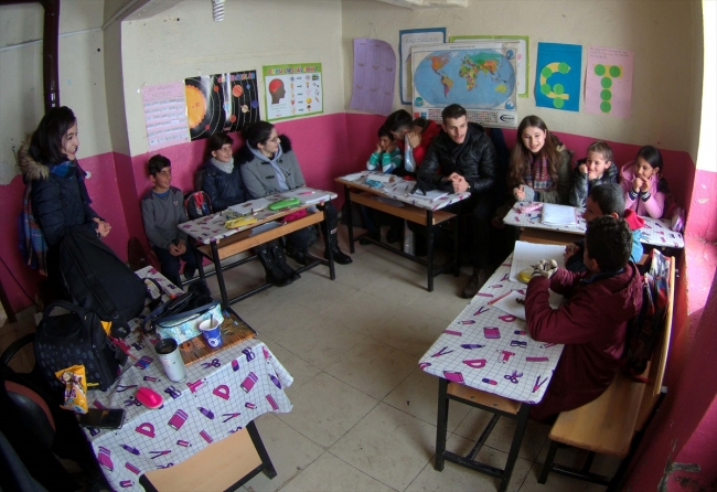 Köy çocuklarına mutluluk taşıdılar