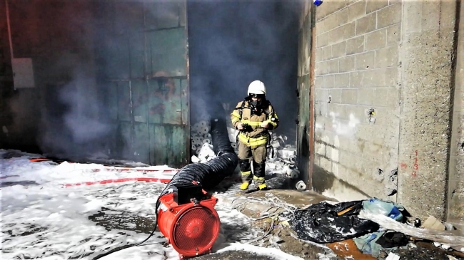 İzmir'de iş yeri deposunda yangın
