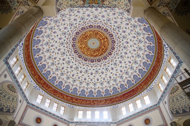 Antalya'nın en büyük camisinde 15 bin kişi ibadet edebilecek