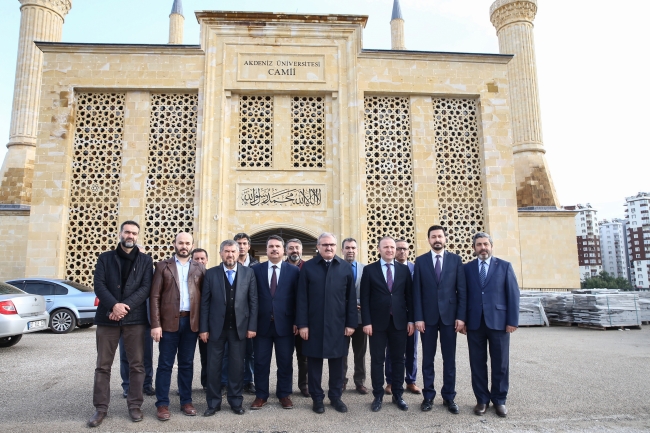 Antalya'nın en büyük camisinde 15 bin kişi ibadet edebilecek