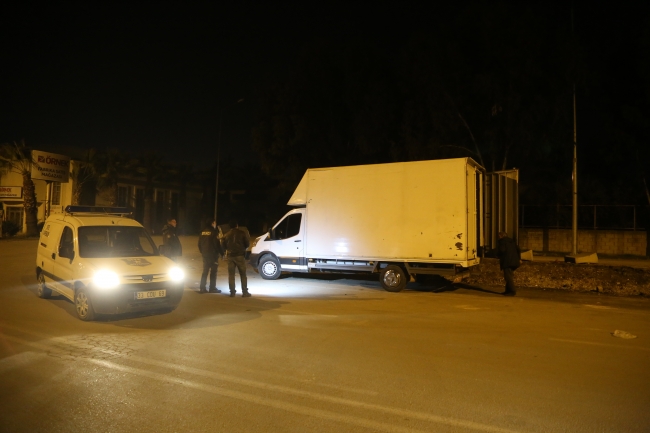 Kamyonette bırakılan yavru köpek kurtarıldı