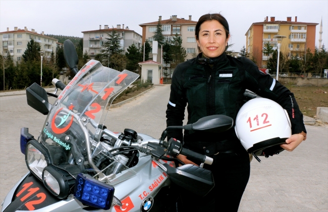 Kadın sağlıkçı motosikletli ambulansıyla hayat kurtarıyor