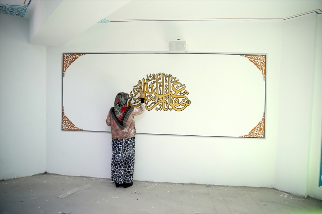 Ölen eşinin yarım bıraktığı sanatı tamamladı