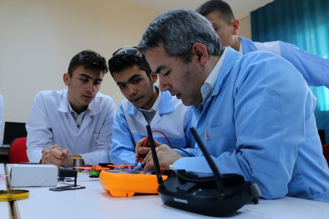 Lise öğrencilerinden akrobasi drone'u