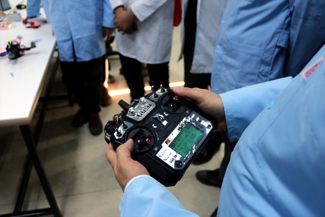 Lise öğrencilerinden akrobasi drone'u