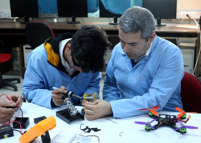 Lise öğrencilerinden akrobasi drone'u