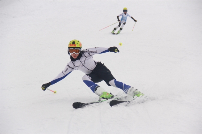 Ovacık Kayak Merkezi'nde yeteneklerini keşfediyorlar