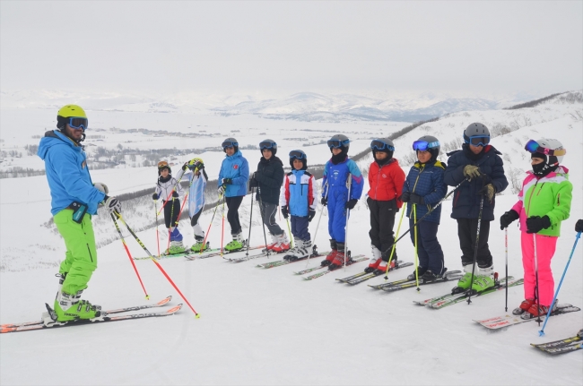 Ovacık Kayak Merkezi'nde yeteneklerini keşfediyorlar