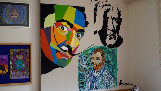 Okul duvarlarını öğrenciler renklendiriyor