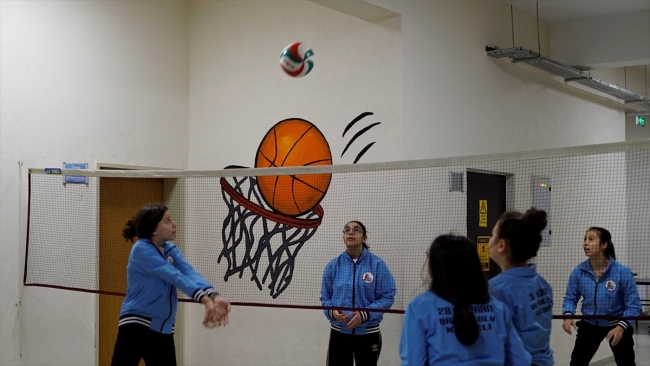 Okul duvarlarını öğrenciler renklendiriyor